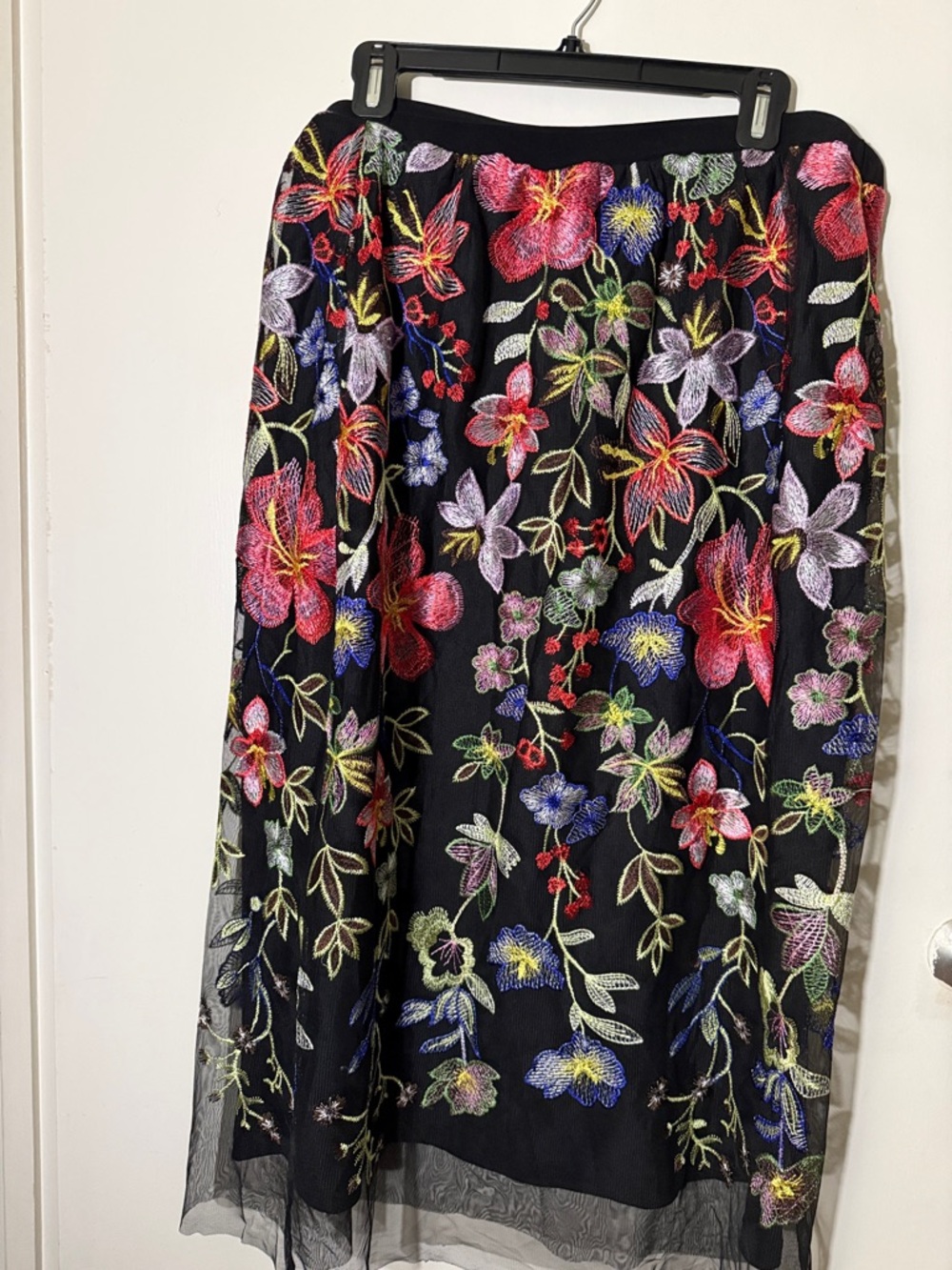 Source Unknown Black Midi Skirt with Multicolor Floral Embroidery